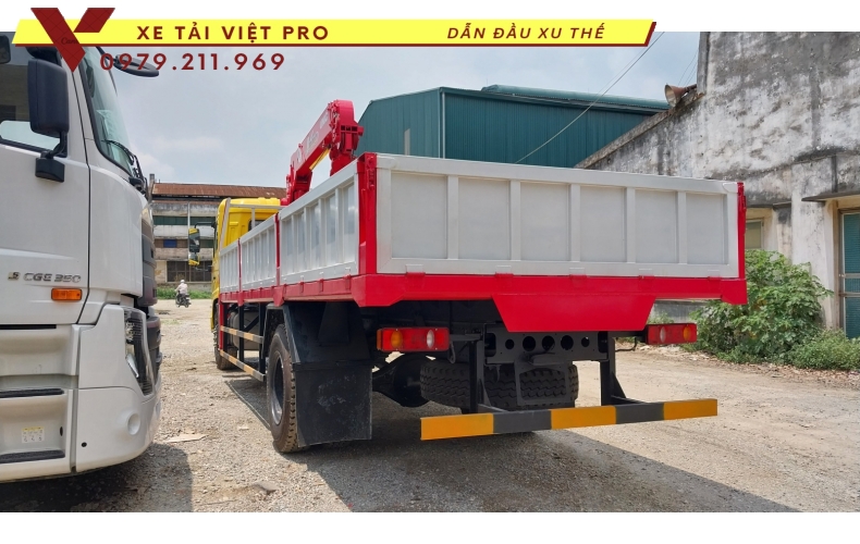 Xe tải Dongfeng B180 gắn cẩu Unic 5 tấn