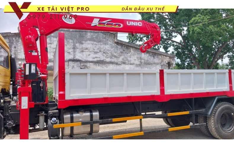 Xe tải Dongfeng B180 gắn cẩu Unic 5 tấn