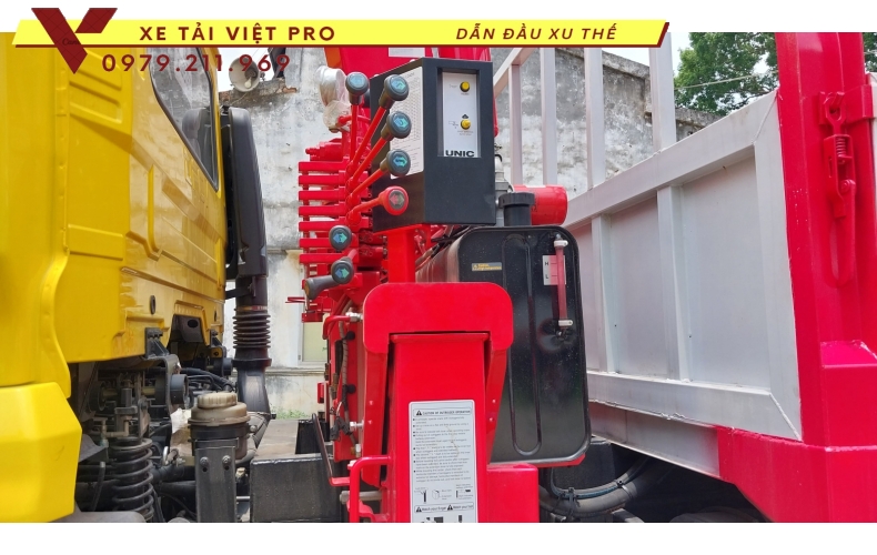 Xe tải Dongfeng B180 gắn cẩu Unic 5 tấn