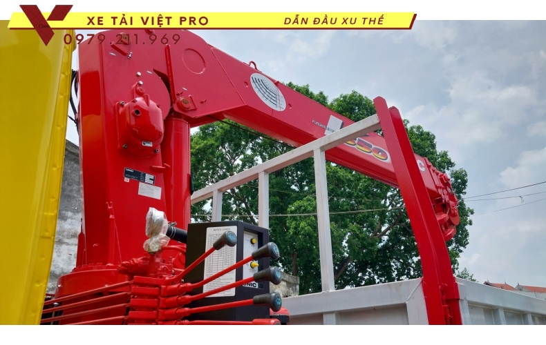 Xe tải Dongfeng B180 gắn cẩu Unic 5 tấn