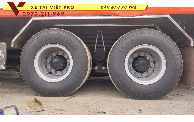 Xe tải UD trucks 4 chân gắn cẩu Kanglim 15 tấn