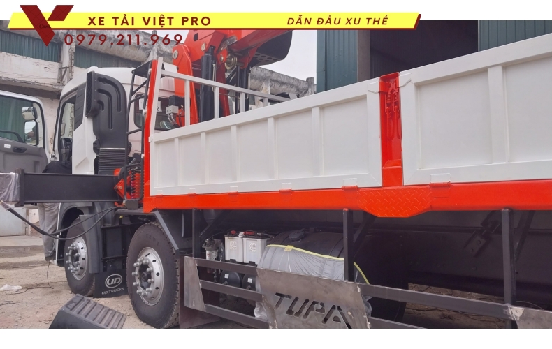 Xe tải UD trucks 4 chân gắn cẩu Kanglim 15 tấn