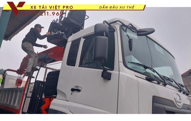 Xe tải UD trucks 4 chân gắn cẩu Kanglim 15 tấn