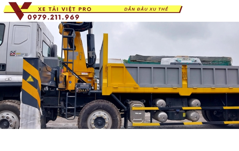 Chenglong 4 chân gắn cẩu XCMG 16 tấn