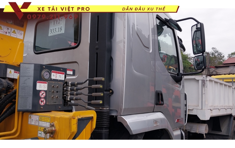 Giá xe tải Chenglong 2 chân gắn cẩu XCMG 5 tấn 5 đốt