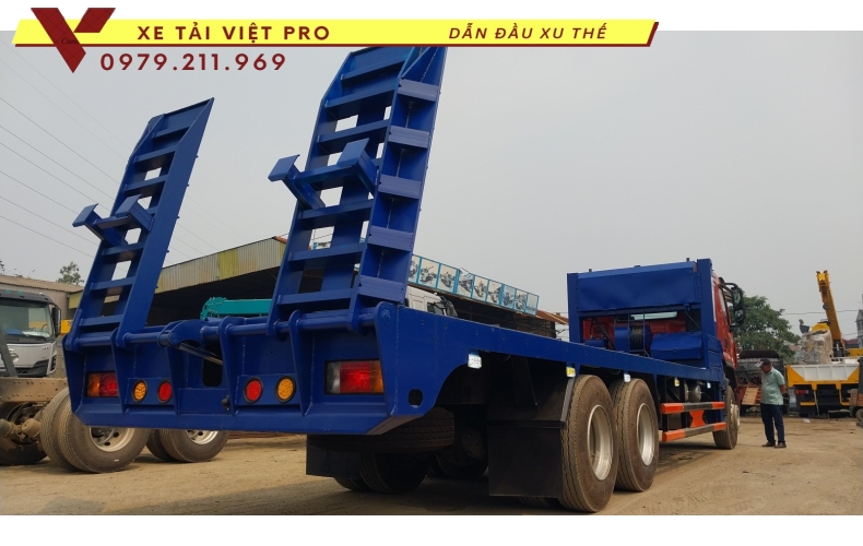 Chenglong 3 chân chở máy công trình