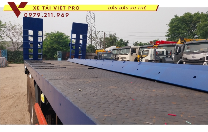 Chenglong 3 chân chở máy công trình