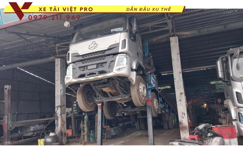 Chenglong 5 chân nâng đầu chở máy công trình