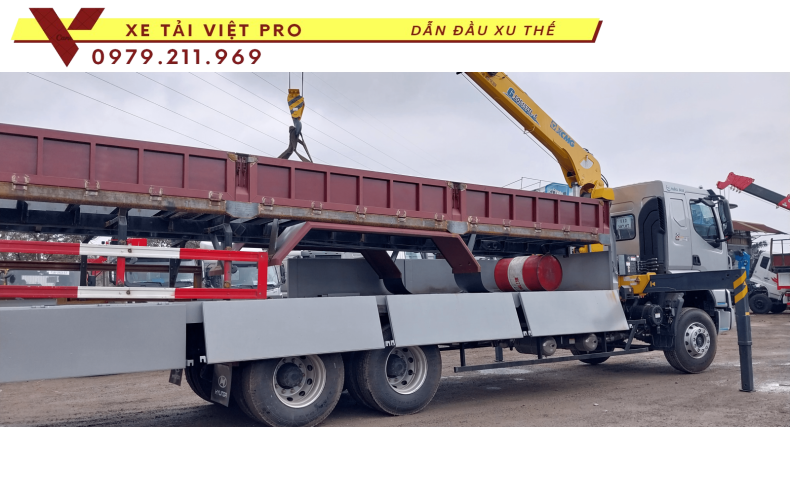 Xe tải Chenglong 3 chân gắn cẩu XCMG 6 tấn 5 đốt giải pháp tiết kiệm trong vận tải