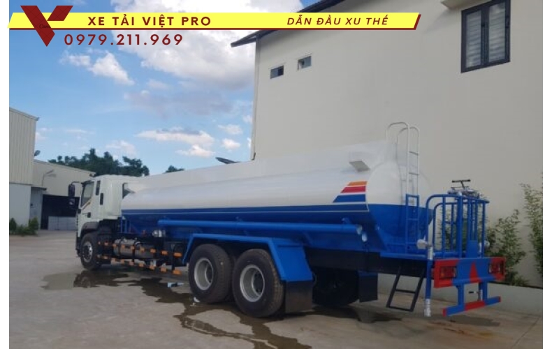 Xe Auman C240 phun nước rửa đường 15 khối