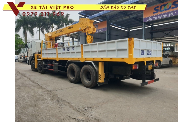 Xe Dongfeng 4 chân gắn cẩu Soosan 12 tấn