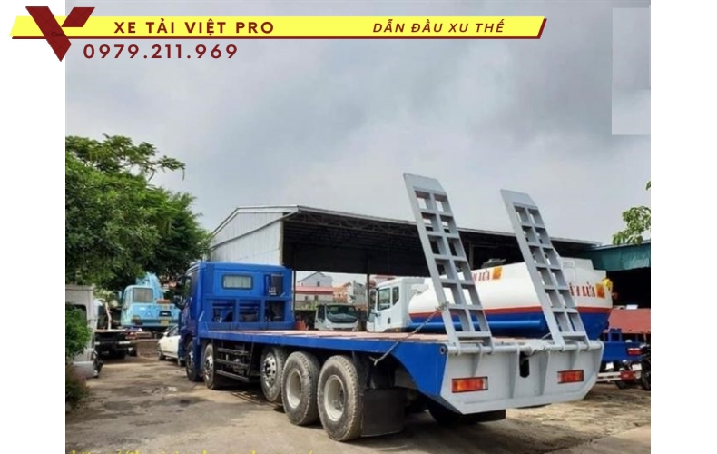 Xe Auman 4 chân nâng đầu chở máy công trình