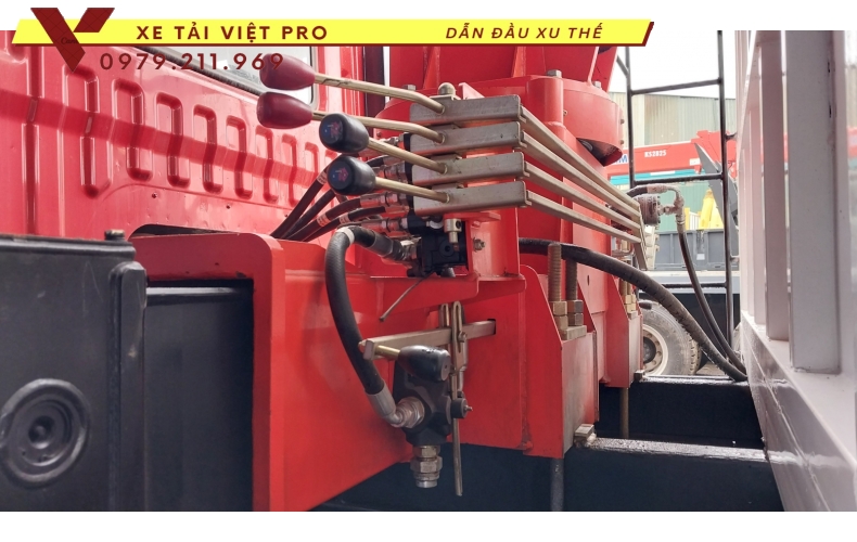 Xe tải Dongfeng D8 (2 chân) gắn cẩu Kanglim 5T