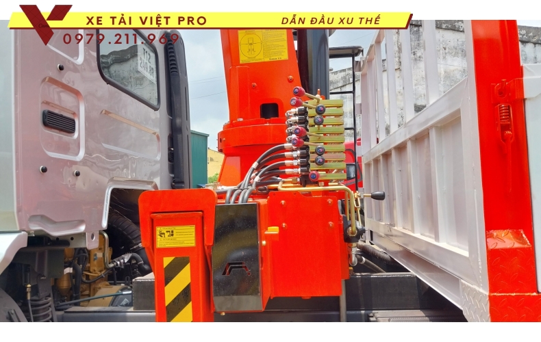 Xe tải Chenglong M3 gắn cẩu Kanglim 7T