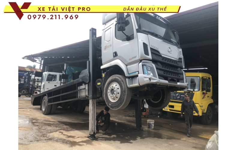 Chenglong 2 chân nâng đầu chở máy công trình