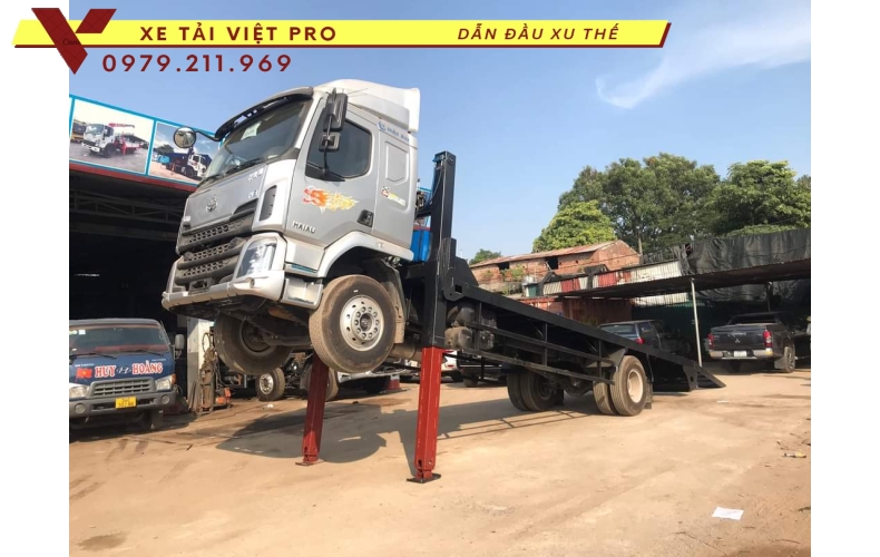 Chenglong 2 chân nâng đầu chở máy công trình