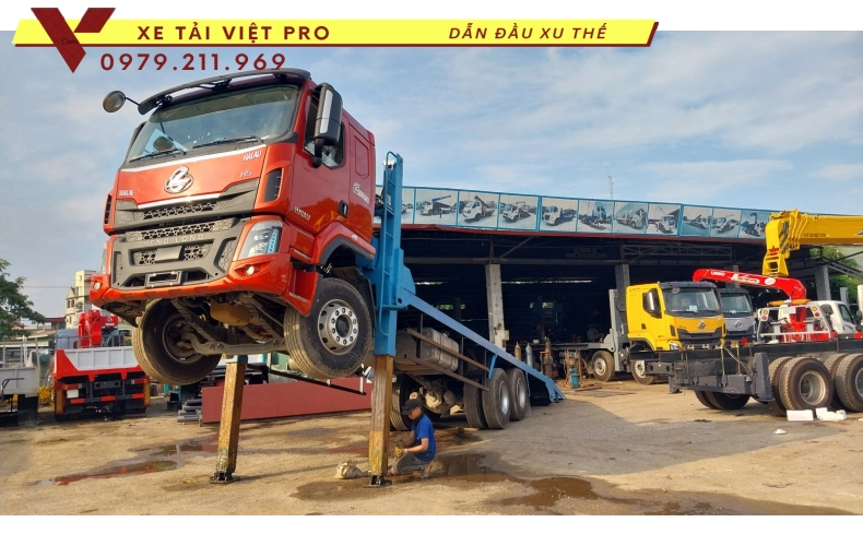 Xe Chenglong 3 chân nâng đầu chở máy công trình 2024