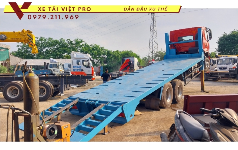 Xe Chenglong 3 chân nâng đầu chở máy công trình 2024