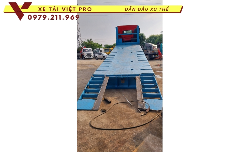 Xe Chenglong 3 chân nâng đầu chở máy công trình 2024