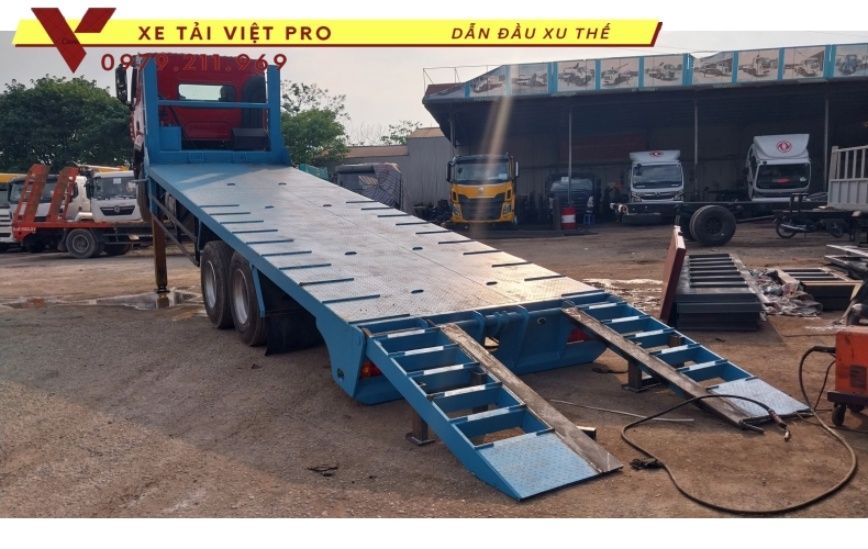 Xe Chenglong 3 chân nâng đầu chở máy công trình 2024