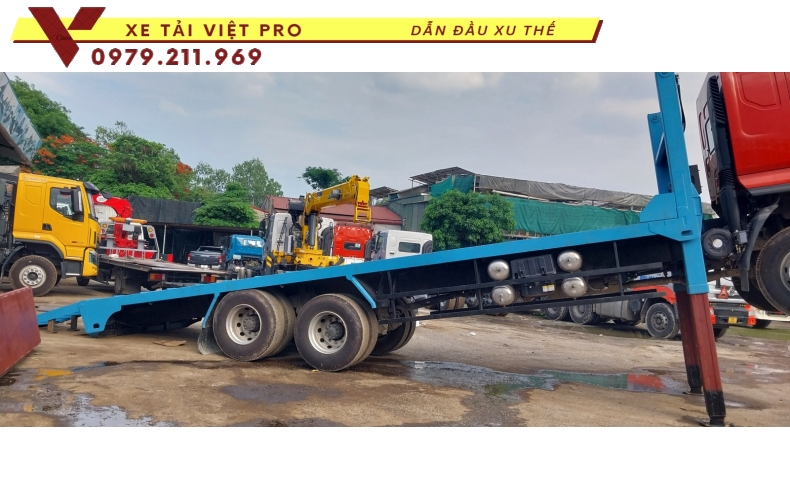 Xe Chenglong 3 chân nâng đầu chở máy công trình 2024