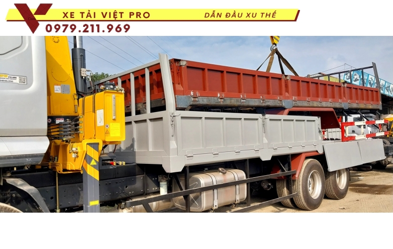 Xe tải Chenglong 3 chân gắn cẩu XCMG 6 tấn 5 đốt giải pháp tiết kiệm trong vận tải