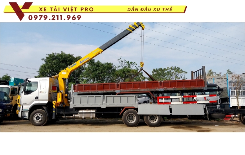 Xe tải Chenglong 3 chân gắn cẩu XCMG 6 tấn 5 đốt giải pháp tiết kiệm trong vận tải
