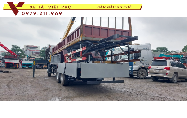 Xe tải Chenglong 3 chân gắn cẩu XCMG 8 tấn