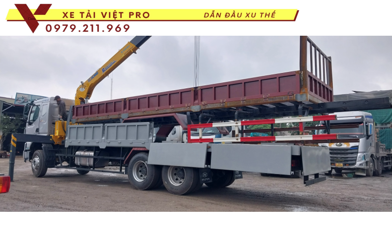 Xe tải Chenglong 3 chân gắn cẩu XCMG 8 tấn