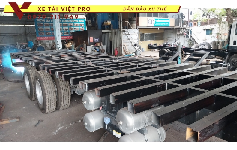 Giá xe tải Chenglong H5 4 chân nâng đầu là bao nhiêu?