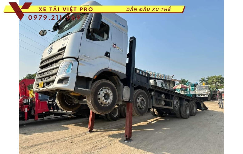 Chenglong 5 chân nâng đầu chở máy công trình