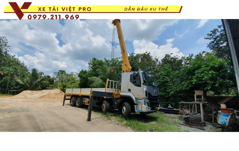 Xe tải Chenglong 4 chân gắn cẩu XCMG 12 tấn