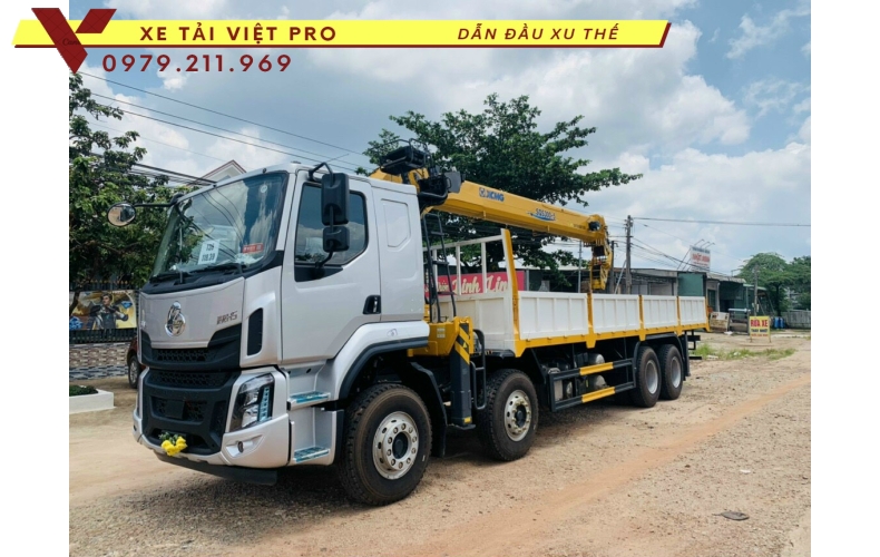 Xe tải Chenglong 4 chân gắn cẩu XCMG 12 tấn