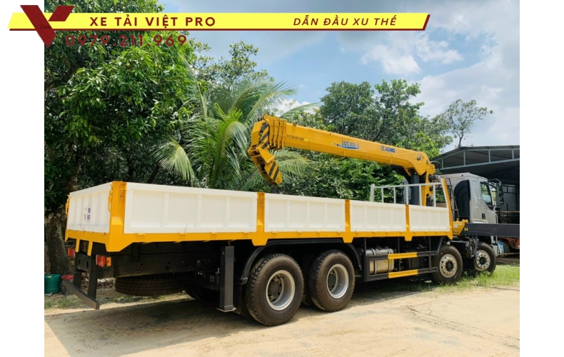 Xe tải Chenglong 4 chân gắn cẩu XCMG 12 tấn