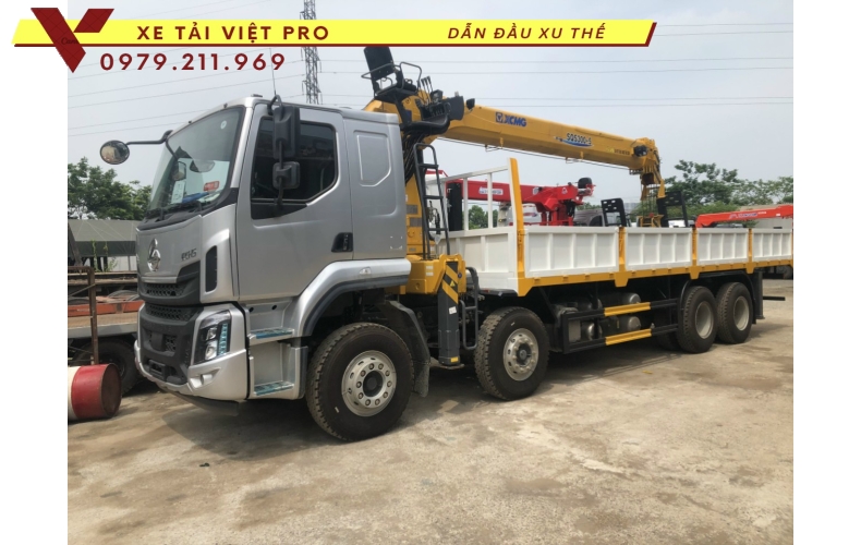 Xe tải Chenglong 4 chân gắn cẩu XCMG 12 tấn
