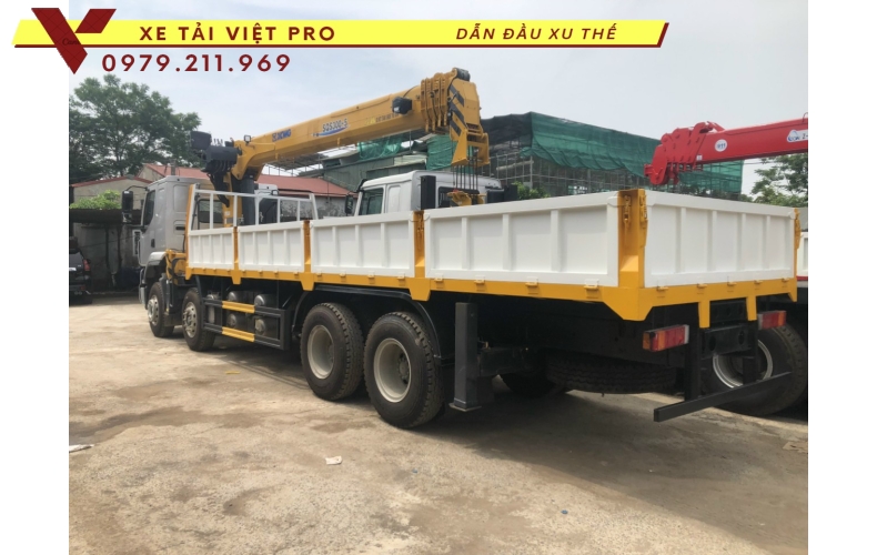 Xe tải Chenglong 4 chân gắn cẩu XCMG 12 tấn