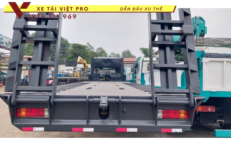 Chenglong 4 chân nâng đầu chở máy công trình