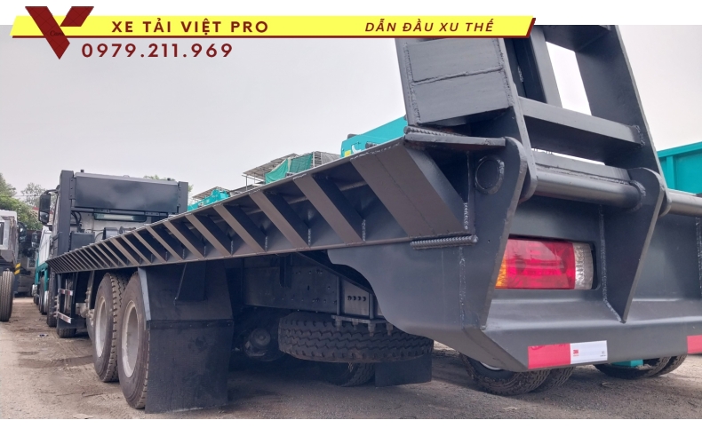 Chenglong 4 chân nâng đầu chở máy công trình