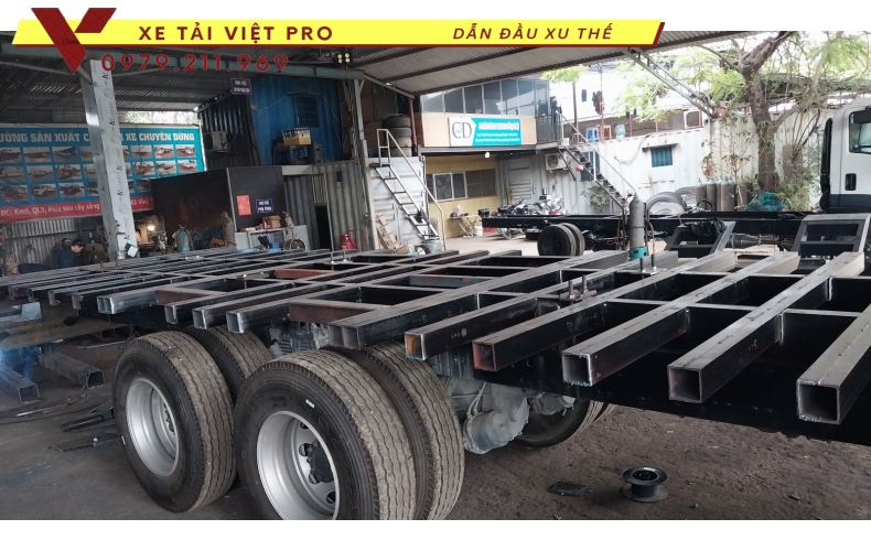 Chenglong 4 chân nâng đầu chở máy công trình