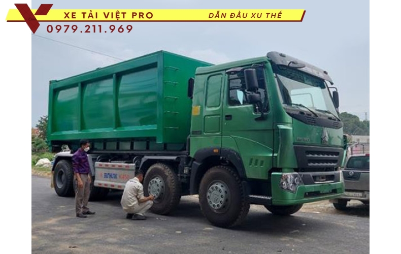 Xe HOWO chở rác thùng rời 27 khối