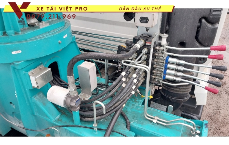 Donfeng D11 gắn cẩu Hyundai 5 tấn giá tốt, chất lượng cao