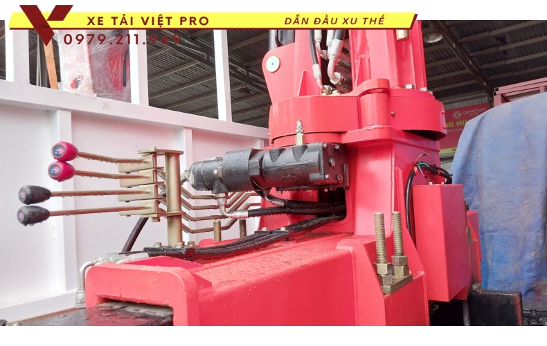 Xe tải Dongfeng 2 chân gắn cẩu Kanglim 5 tấn