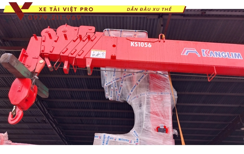 Xe Chenglong 3 chân gắn cẩu Kanglim 5 tấn