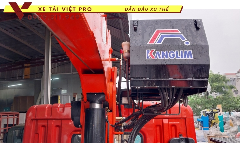 Xe Chenglong 3 chân gắn cẩu Kanglim 5 tấn