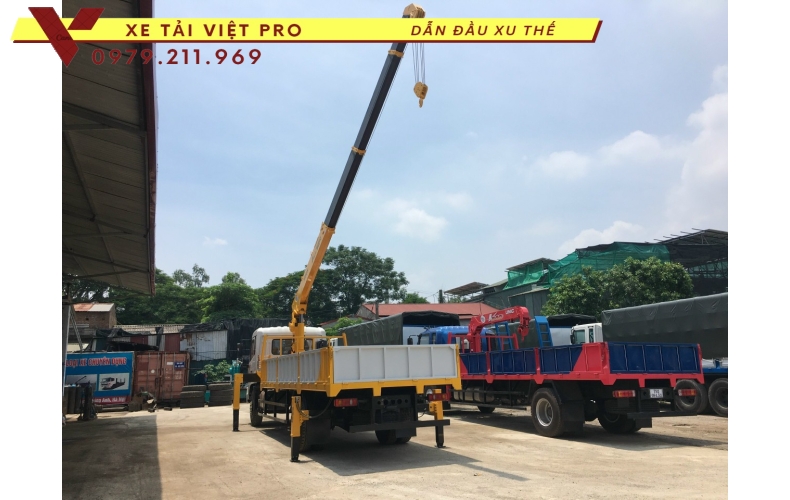 Xe tải Dongfeng 2 chân gắn cẩu Soosan 5 tấn 4 đốt giá mới