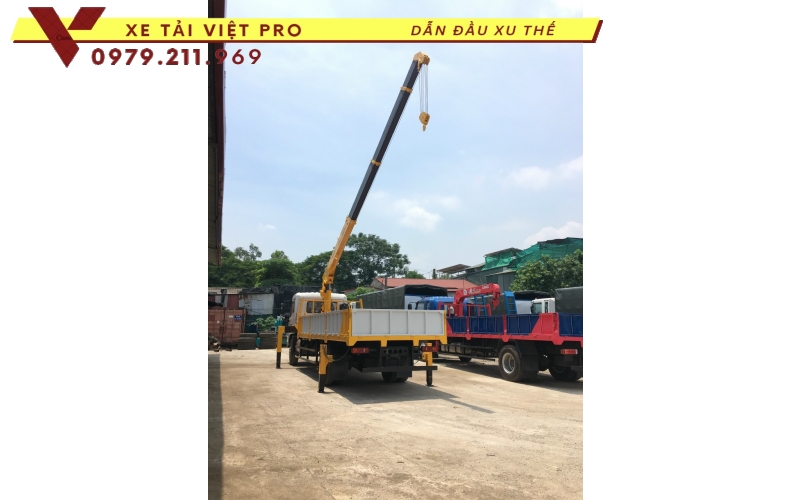 Xe tải Dongfeng 2 chân gắn cẩu Soosan 5 tấn 4 đốt giá mới