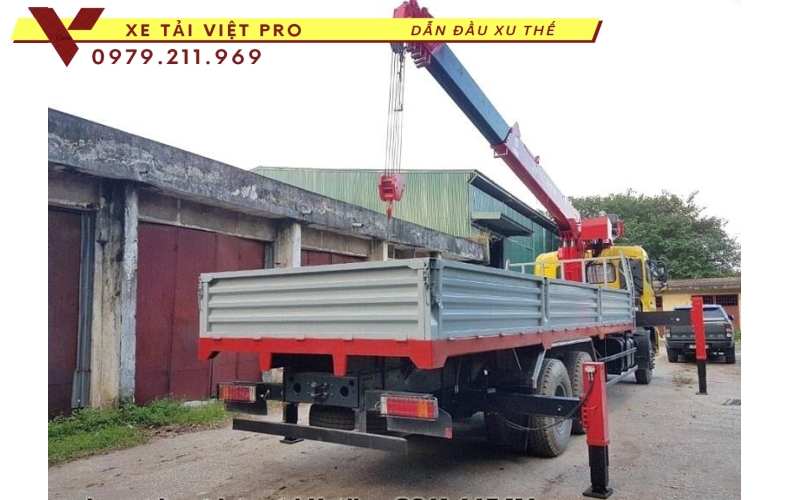 Xe dongfeng 3 chân gắn cẩu Atom 7 tấn