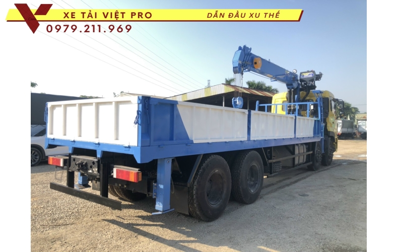 Xe tải Dongfeng 4 chân gắn cẩu Dongyang 7 tấn