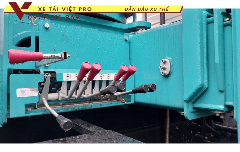 Xe tải Dongfeng 4 chân gắn cẩu 15 tấn thông số, tính năng và giá mới nhất năm 2024