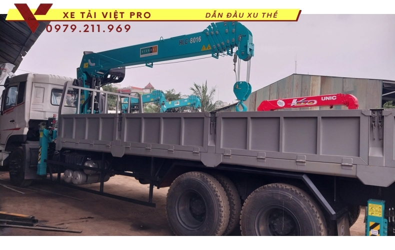 Dongfeng 3 chân gắn cẩu Hyundai 8 tấn